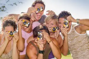 mensen met een compactcamera