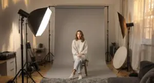Vrouw in home studio met softbox