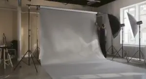 Welke achtergrond gebruiken in een fotostudio. hoe maak je materiaal schoon. hoe voorkom je zichtbaarheid van kreukels op fotos in materiaal?