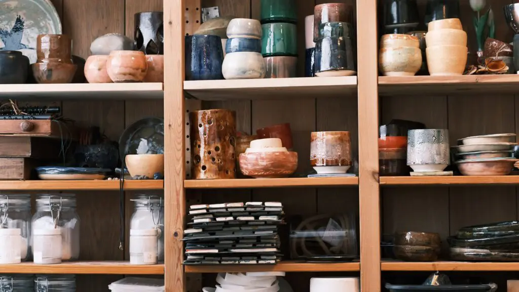 kast met geglazuurd aardewerk