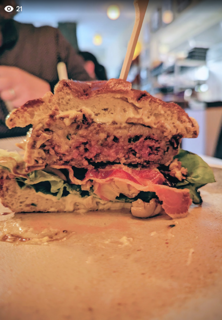 Cafe De Binnenkomer,  lelijke foto van een hamburger, maar erg lekker.