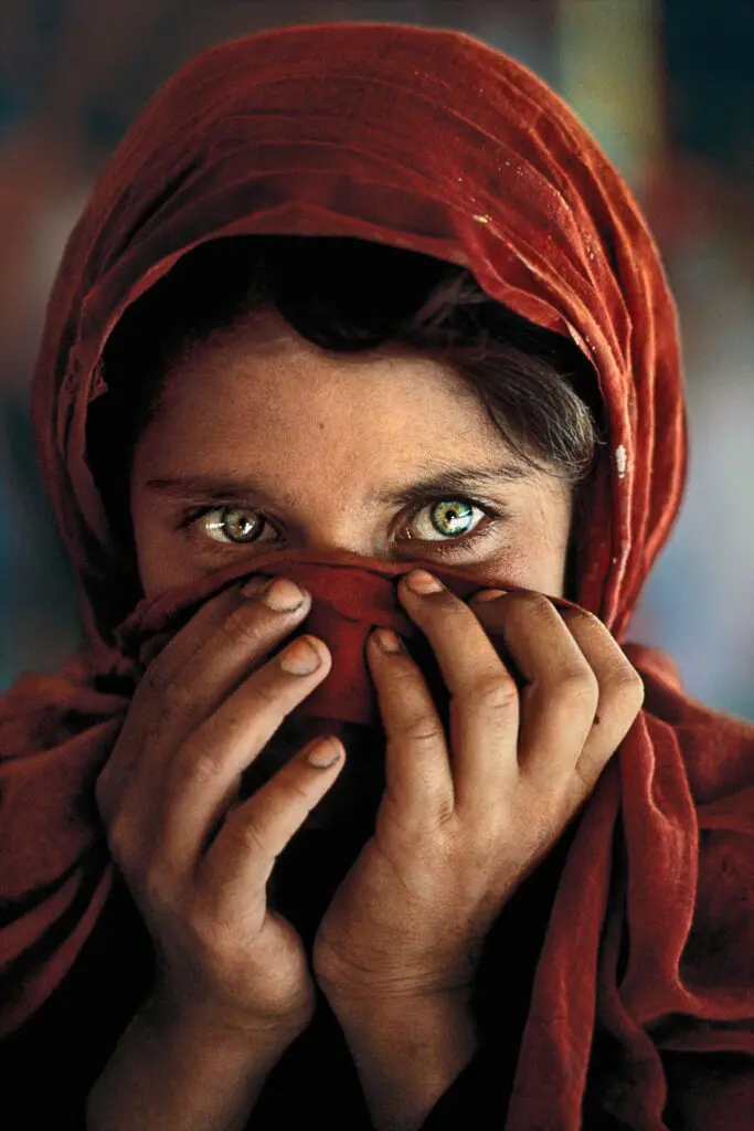 Steve Mccurry / Sharbat-Gula-Nasir-Bagh-Refugee-Camp-Peshawar-Pakistan-