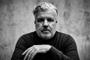 mijn eigen portret door AI in Anton Corbijn stijl.