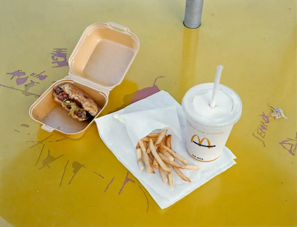 Foto van hamburger en friet door Stephen Shore