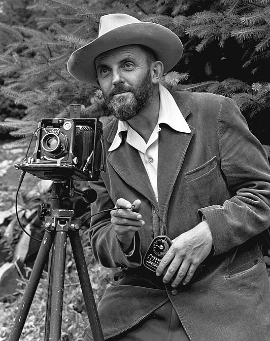 Ansel Adams achter zijn enorme fotocamera