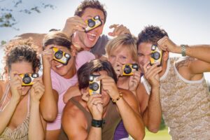 mensen met een compactcamera