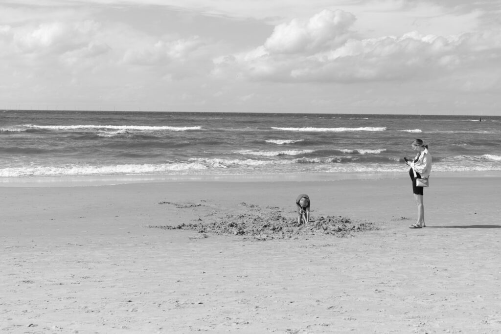 vrouw met kind op strand
