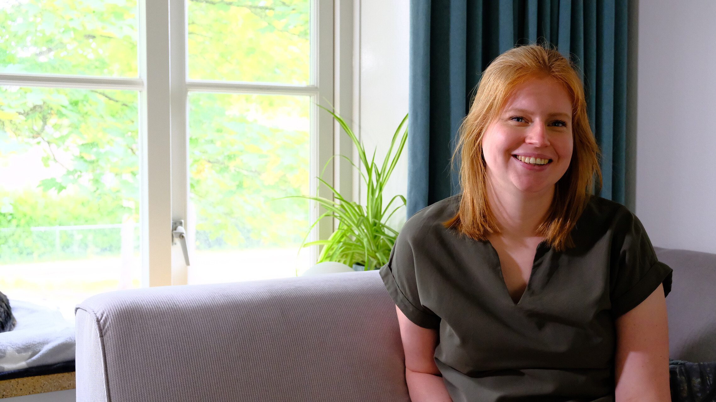 vrouw op bank