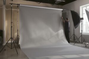 Welke achtergrond gebruiken in een fotostudio. hoe maak je materiaal schoon. hoe voorkom je zichtbaarheid van kreukels op fotos in materiaal?