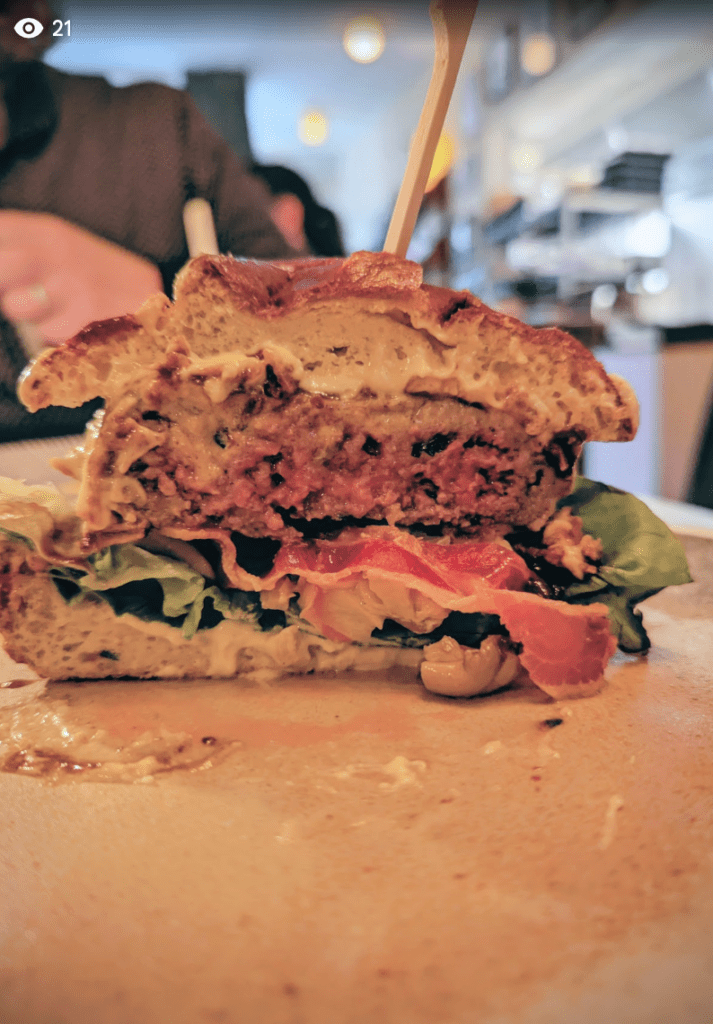 Cafe De Binnenkomer, lelijke foto van een hamburger, maar erg lekker.
