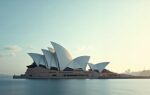 Minimalistische fotografie van de Sydney Opera House met dramatisch zijlicht en een lege lucht die rust en stilte uitstraalt