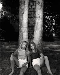 AT Twelve (Sally Mann) - At Twelve: Portraits of Young Women. Twee meisjes bij een boom in het bos.