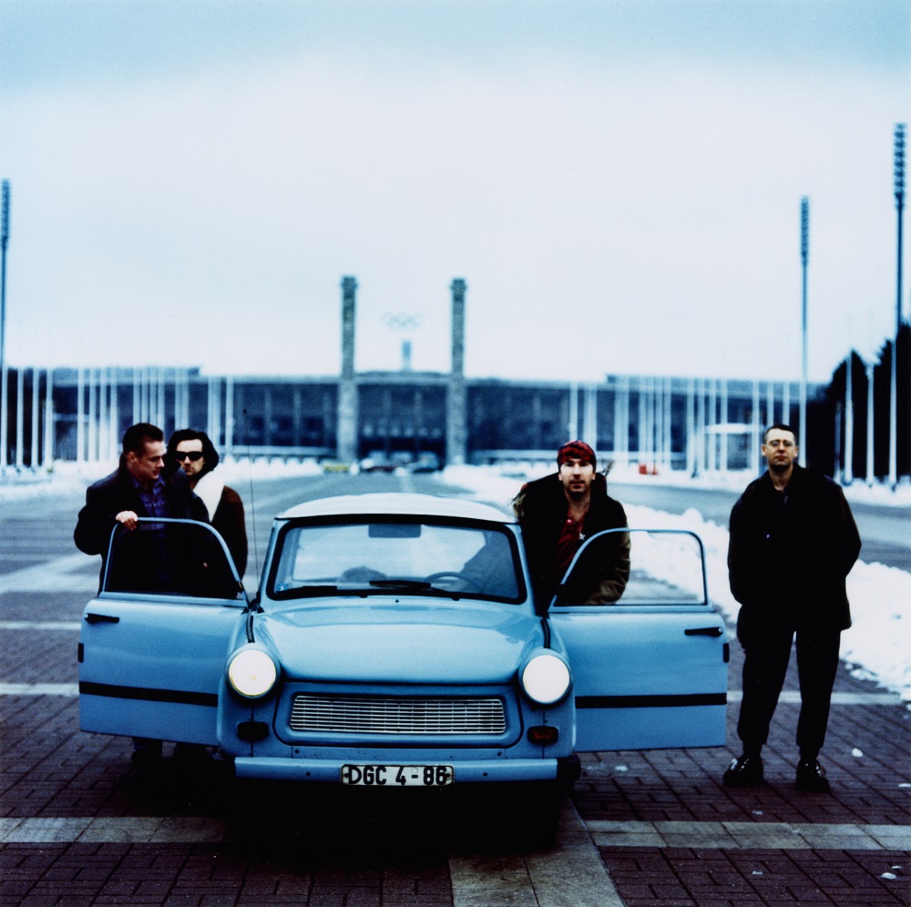 Foto van U2 album Achtung baby door Anton Corbijn. Trabant in Berlijn,