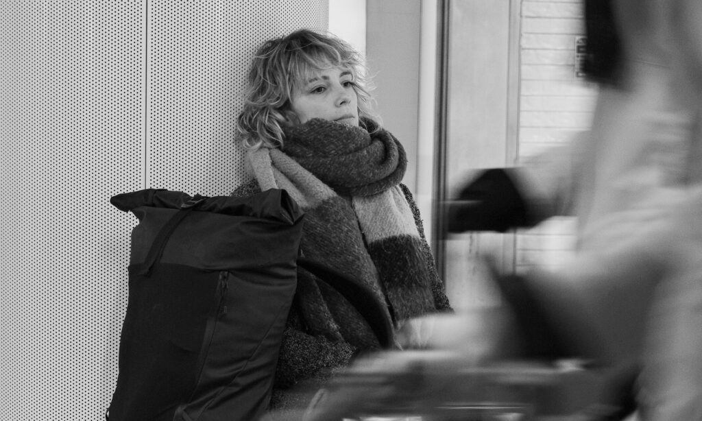 vrouw wacht in treinstation