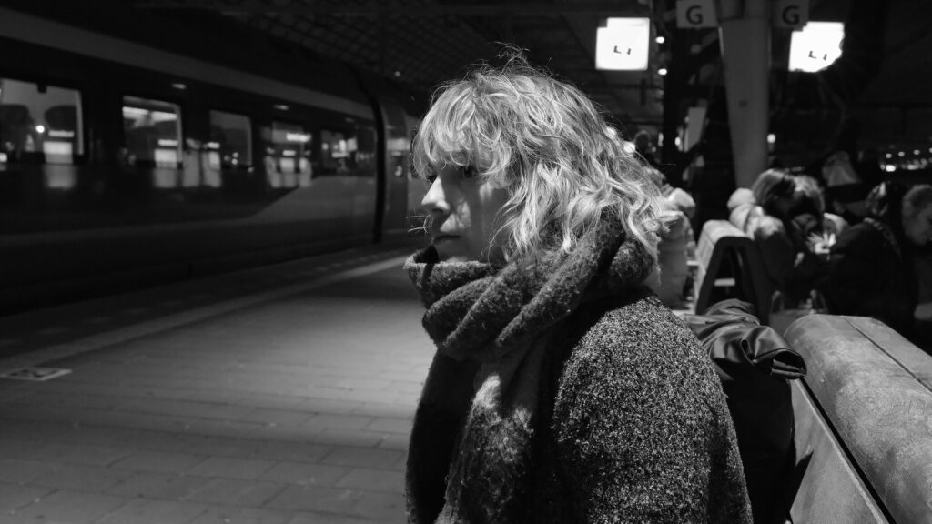 fotoshoot treinstation zwart-wit in de verlichting van het station