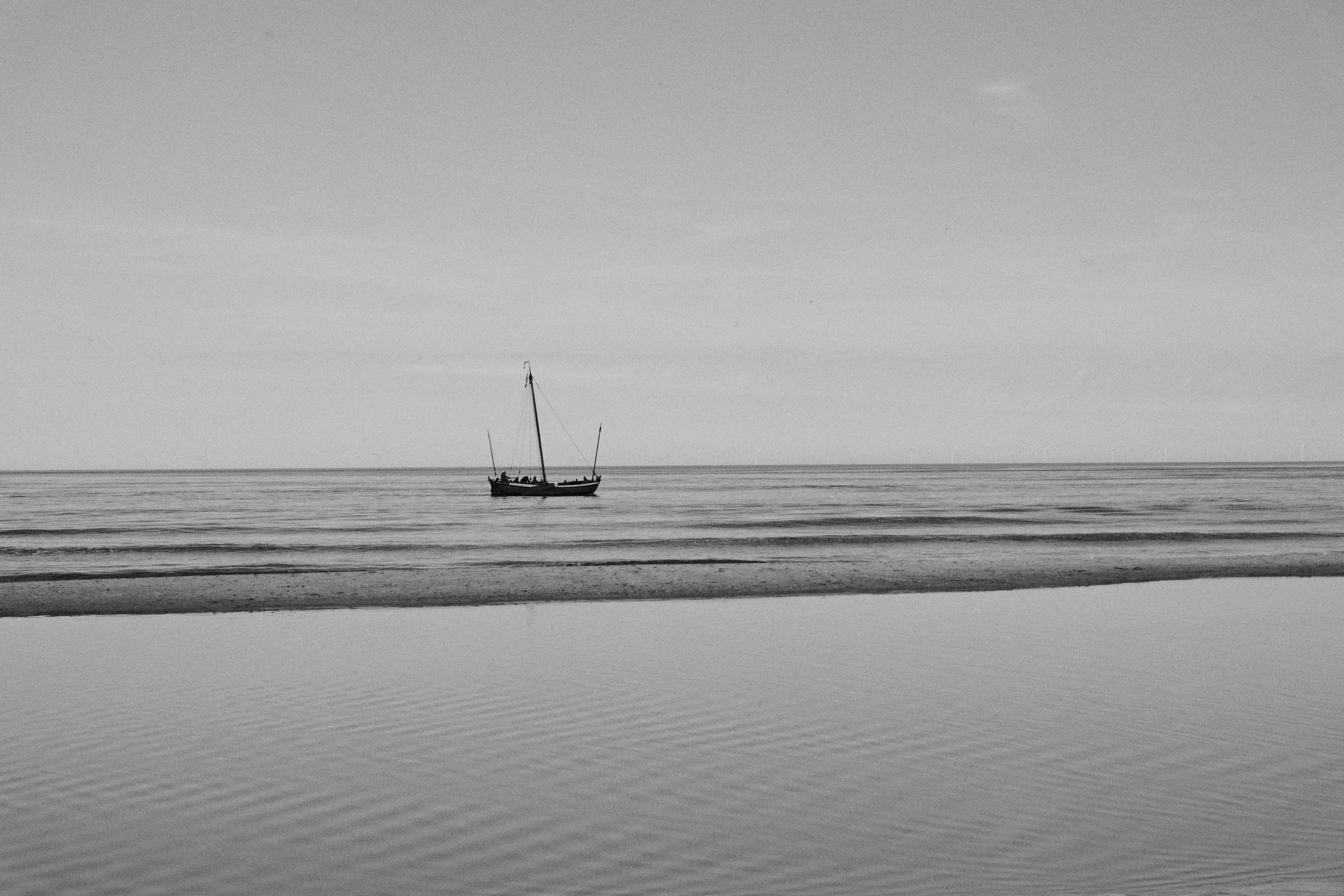 boot in zee vanaf het strand