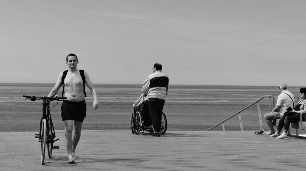 man met fiets op strand