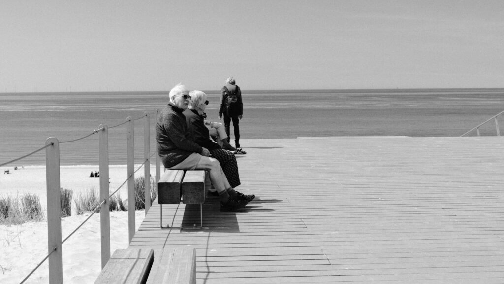 strand met echtpaar en man