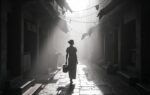 Jonge vrouw in qipao loopt door een mistige Hongkongse steeg in de jaren 50, dramatisch licht snijdt door ochtendmist en creëert geometrische schaduwen op het natte straatoppervlak, zwart-wit filmfotografie in de stijl van Fan Ho