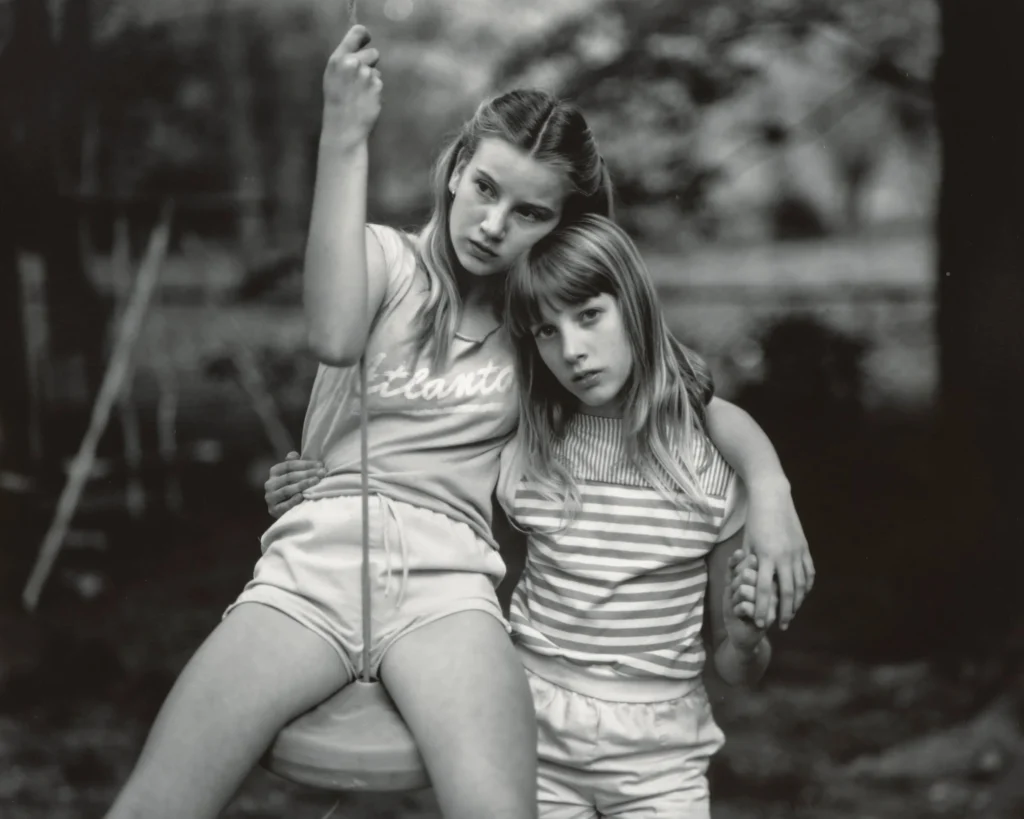 AT Twelve (Sally Mann) - At Twelve: Portraits of Young Women. Twee meisjes bij een schommel.