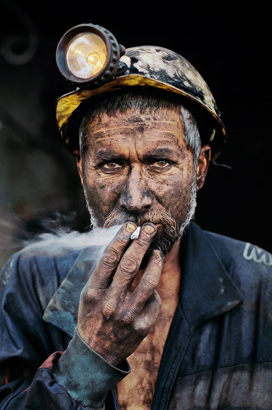 Steve McCurry -smoking coal miner