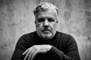 mijn eigen portret door AI in Anton Corbijn stijl.