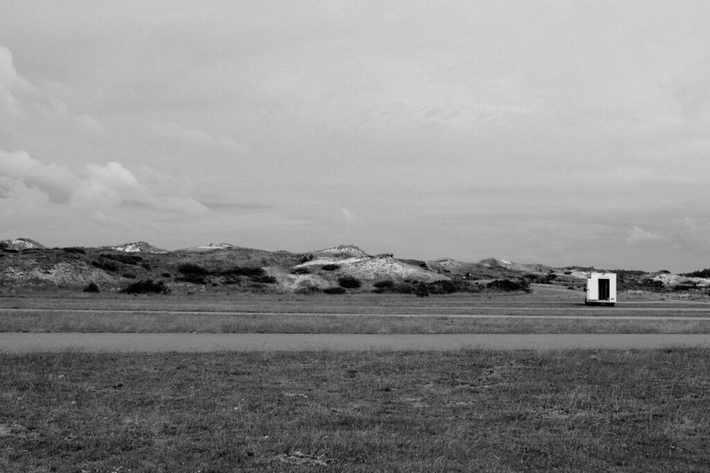 Duinen van Schoorl, zwart wit, witte pardentrailer