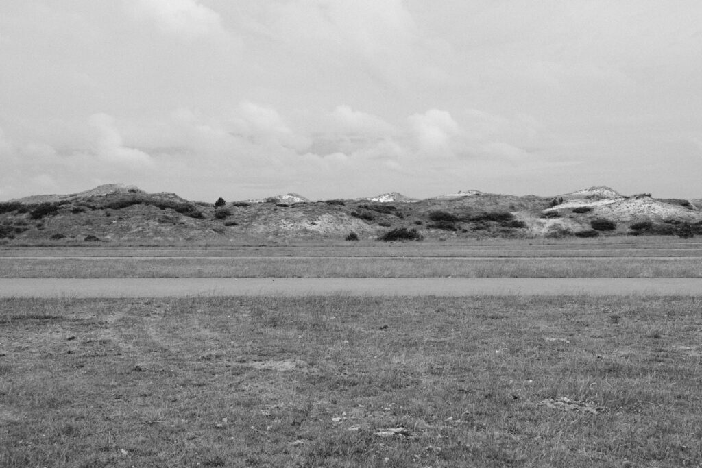 Duinen van Schoorl, zwart wit, parkeerplaats met duinen