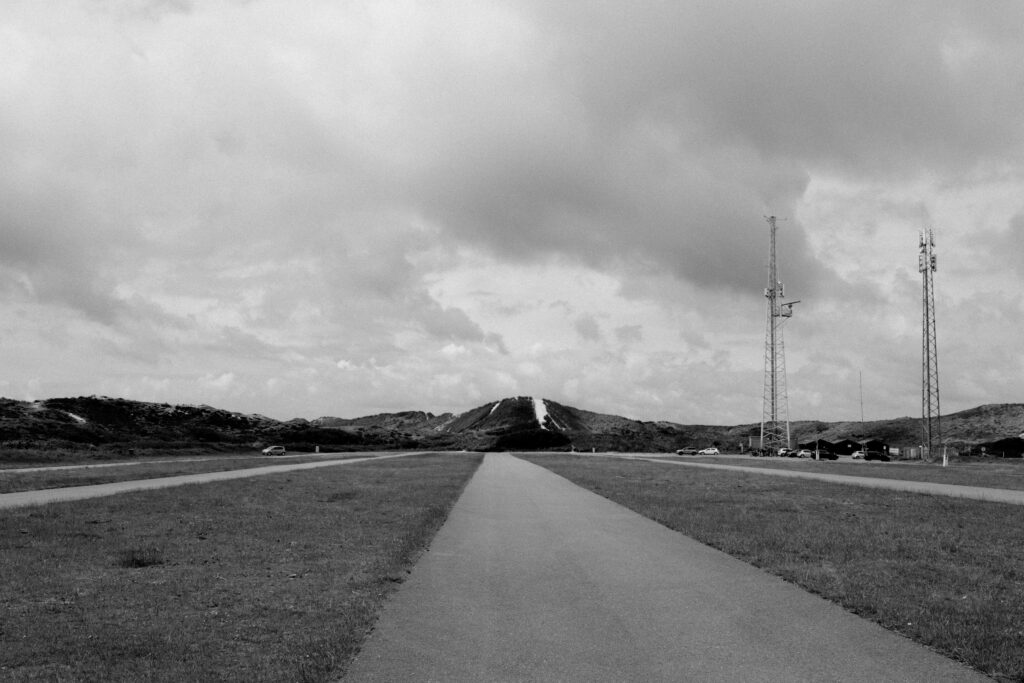 Duinen van Schoorl, zwart wit, parkeerplaats met zendmasten