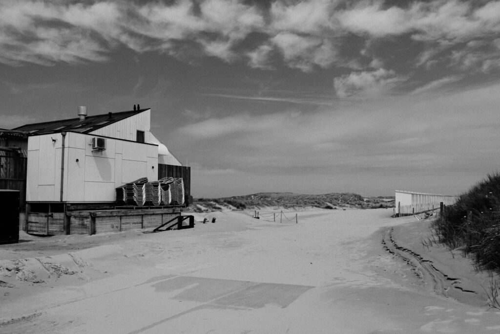Strand van Schoorl met strandtent, zwart wit