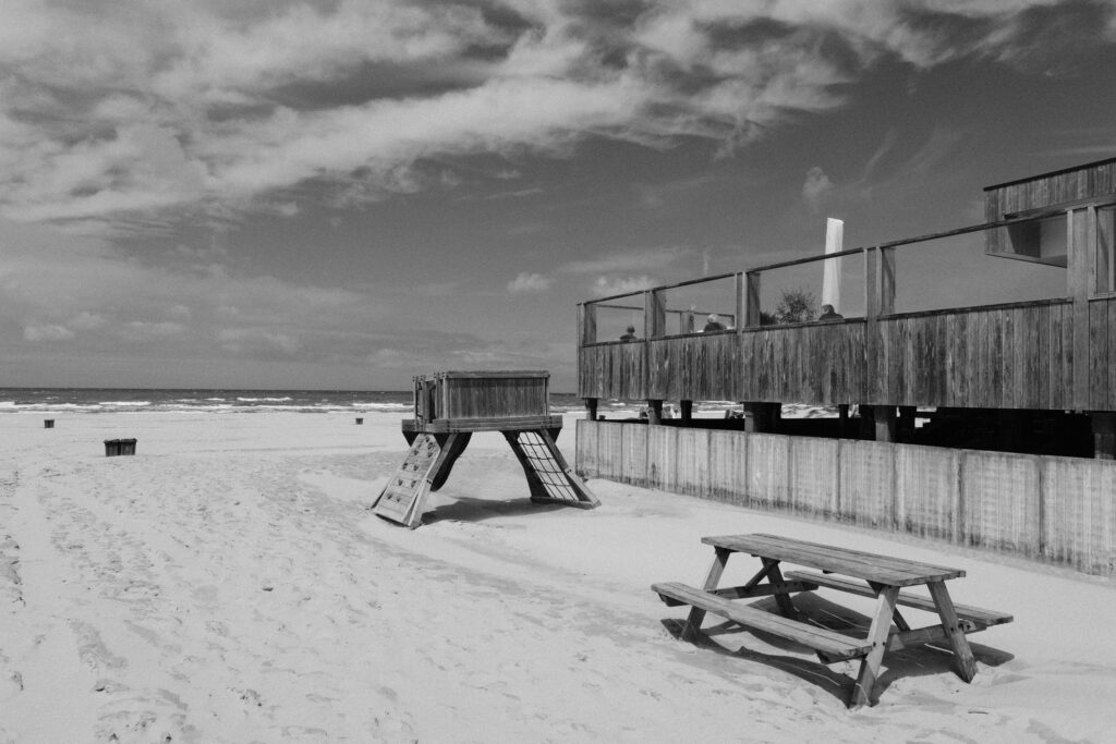 Strand van Schoorl met strandtent, zwart wit