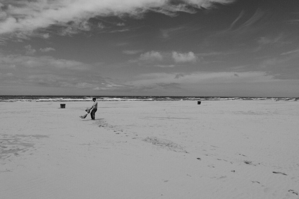 Strand van Schoorl man en kind spelen, zwart wit