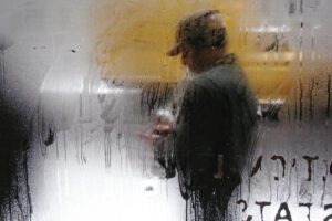 foto van Saul Leuter - Snow met wazige man