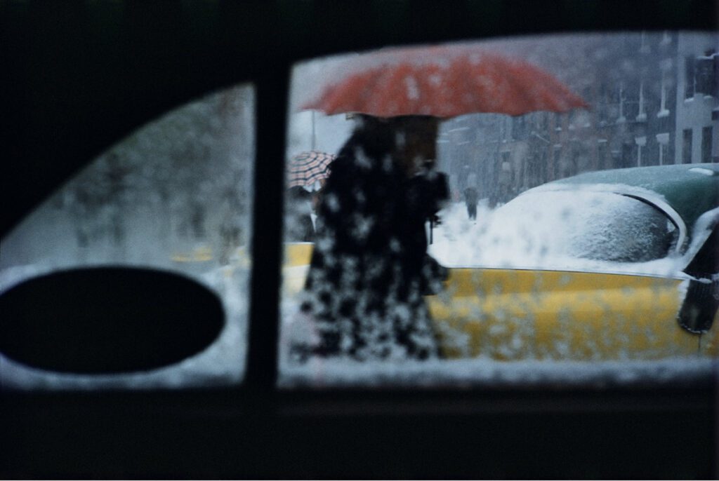 zicht vanuit een taxi op straat