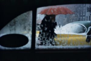 zicht vanuit een taxi op straat
