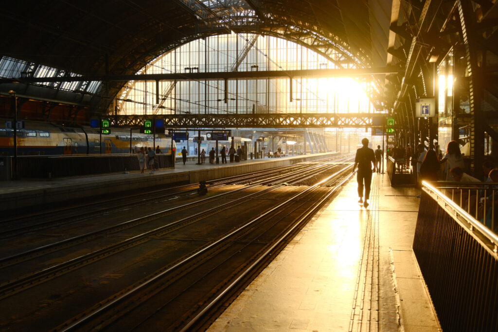 amsterdam cs met tegenlicht focus op het zonlicht