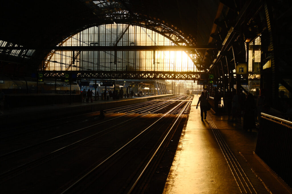 amsterdam cs met tegenlicht