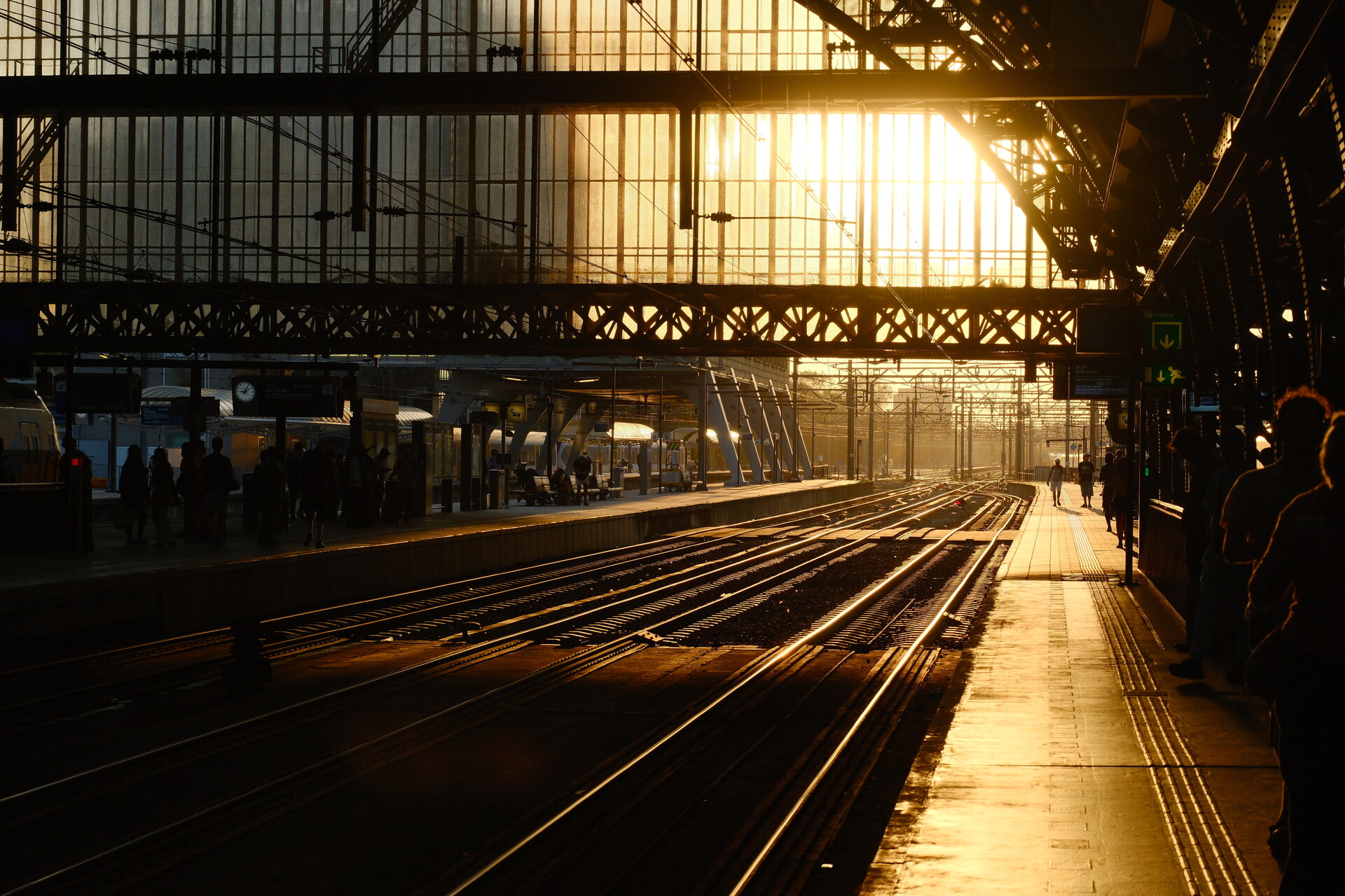 amsterdam cs met tegenlicht
