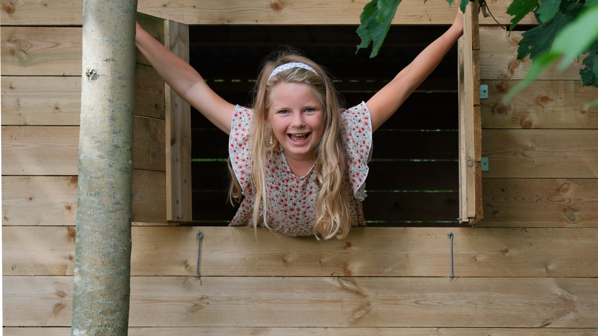 meisje in een boomhut