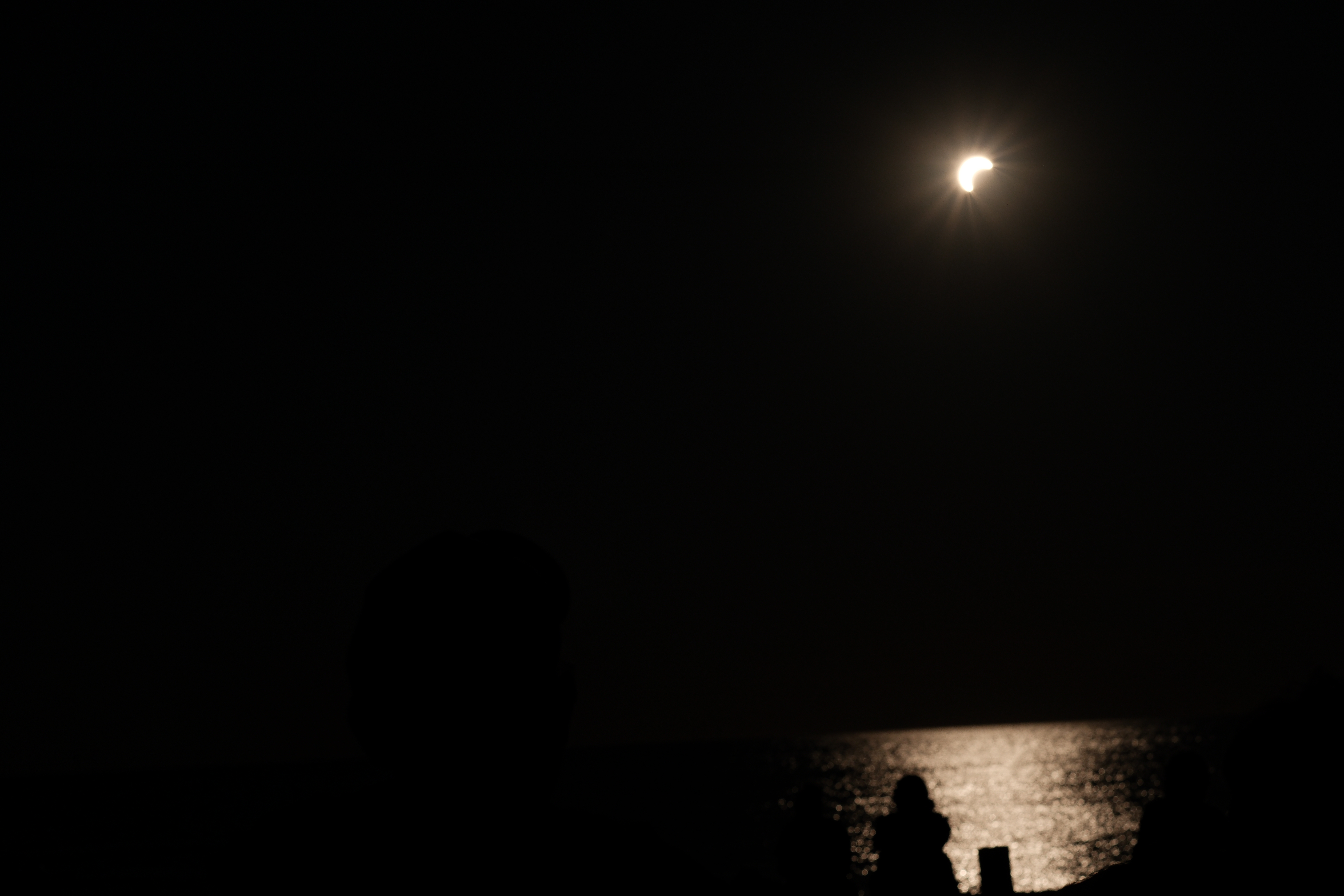 zonsverduistering  schaduw aan het strand met een mens