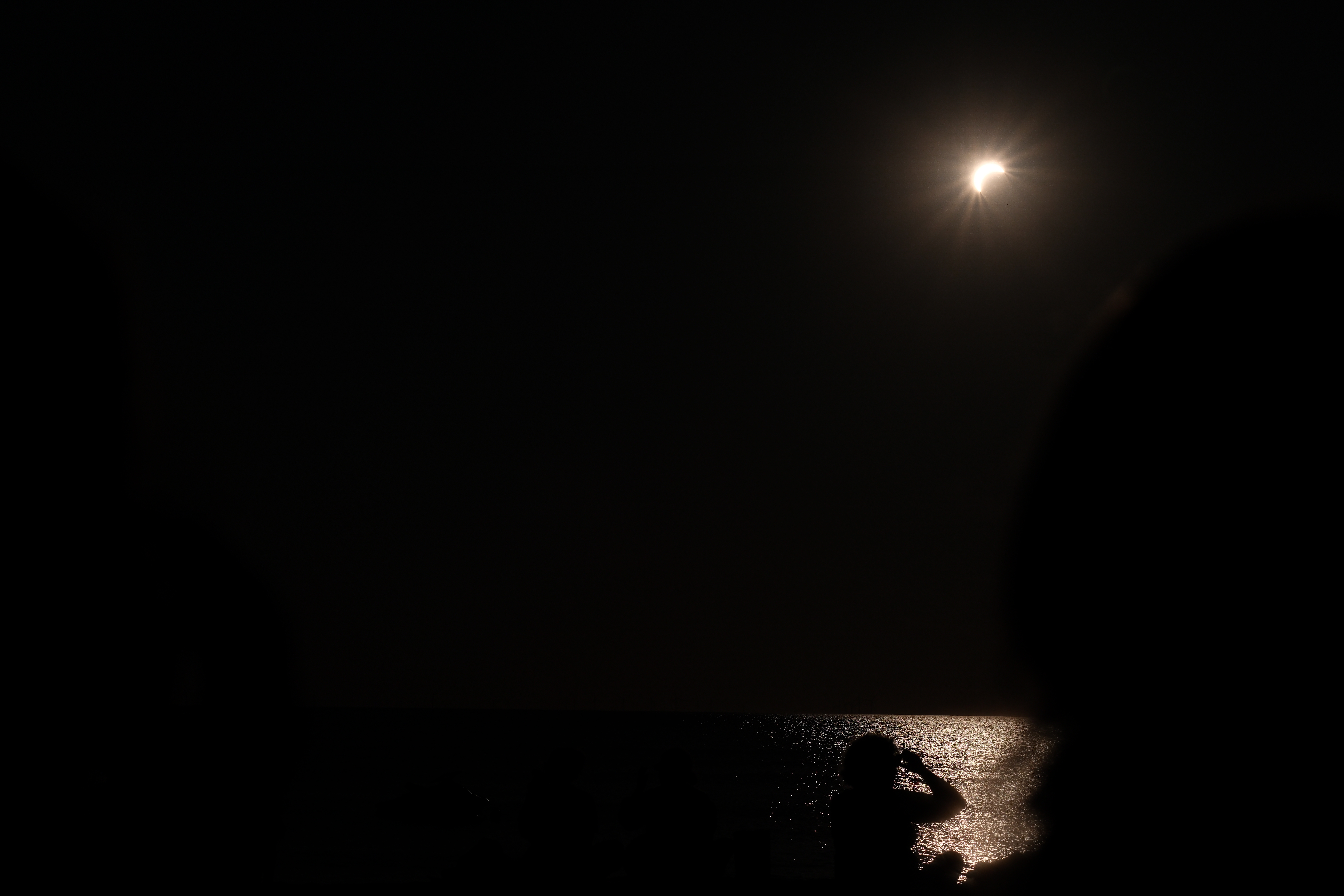 zonsverduistering  schaduw aan het strand