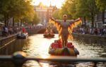 Performer op een versierde boot tijdens de Amsterdam Pride Canal Parade, gefotografeerd met tegenlicht en bokeh van de Amsterdamse grachtenpanden op de achtergrond