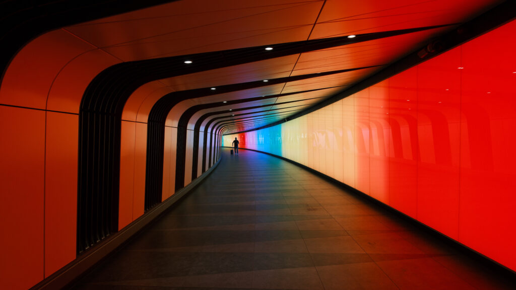Londen, metrodoorgang in felle kleuren