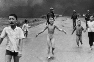 Rennende kinderen in de oorlog met Vietnam