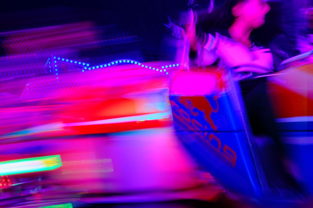 kermis actie attractie met felle kleuren