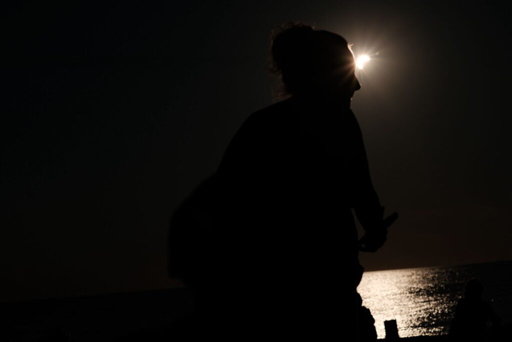 zonsverduistering  schaduw aan het strand