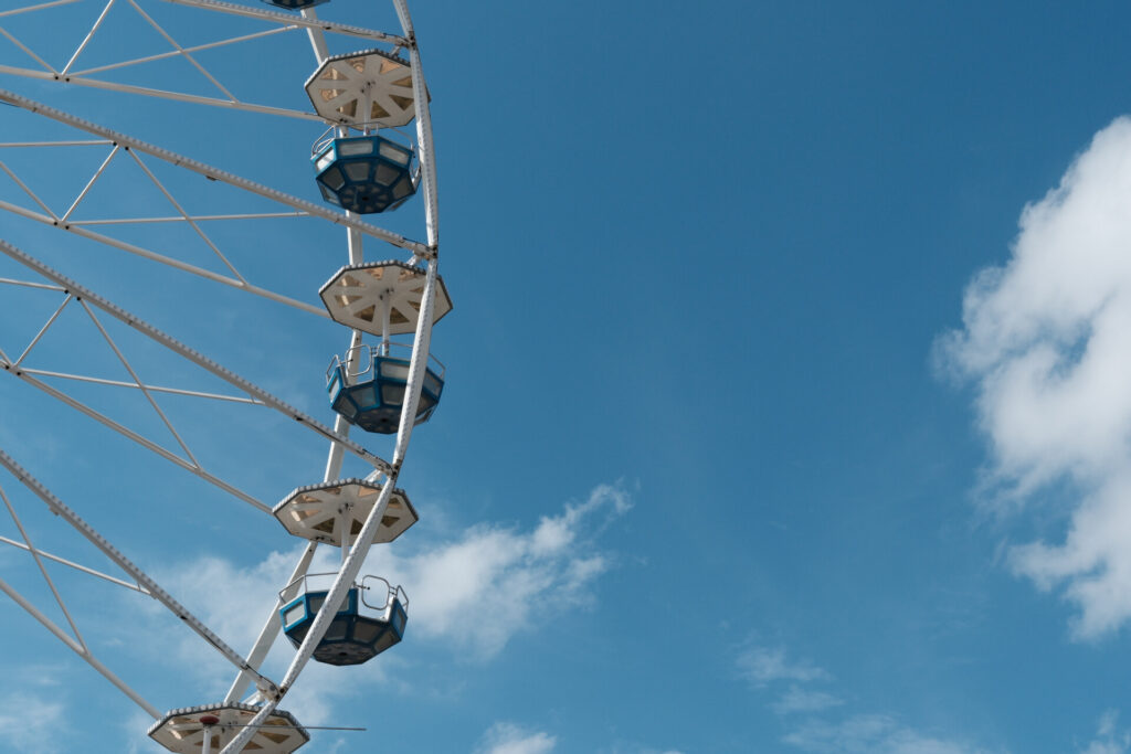Reuzenrad op de kermis in zwart-wit