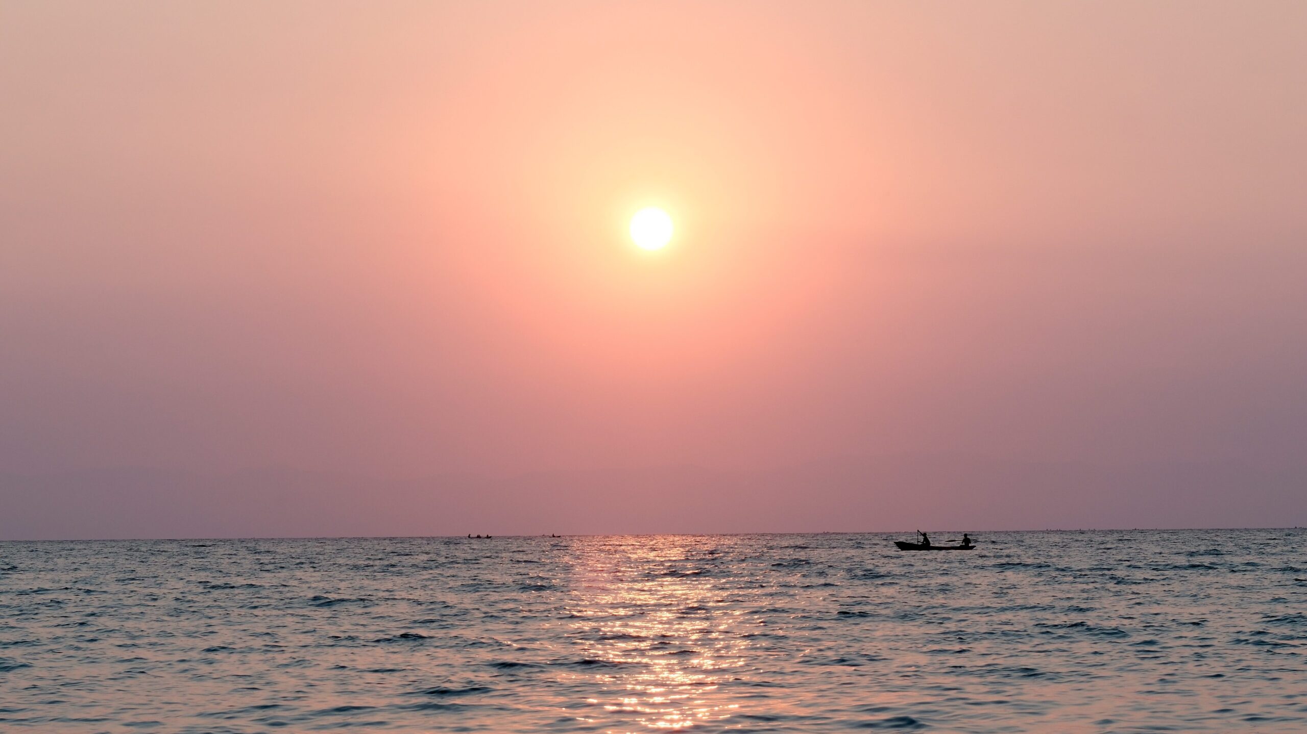 zonsopgang in malawi boven meer met zon en boot